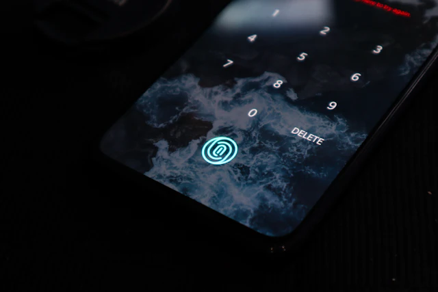 Smartphone lock screen with a fingerprint sensor
